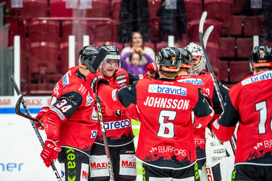 Malmö Redhawks Kim Rosdahl jublar med lagkamraterna
