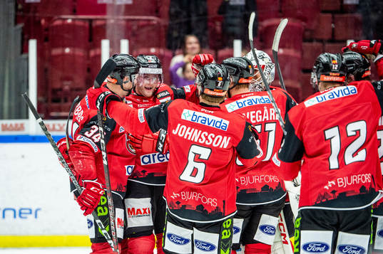 Malmö Redhawks Kim Rosdahl jublar med lagkamraterna