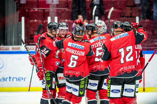 Malmö Redhawks Kim Rosdahl jublar med lagkamraterna