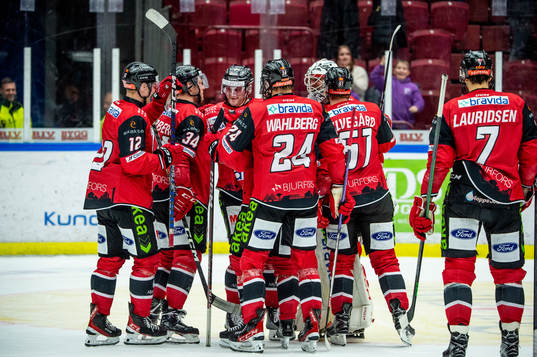 Malmö Redhawks Kim Rosdahl jublar med lagkamraterna