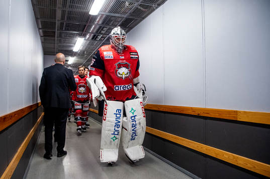 målvakt Adam Werner innan ishockeymatchen i SHL mellan
