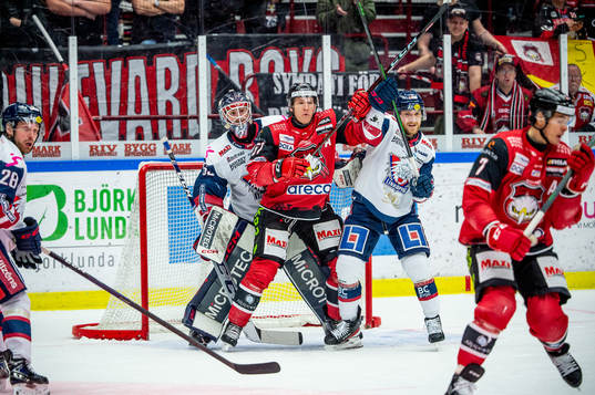 Malmö Redhawks Emil Sylvegård mot Linköpings målvakt
