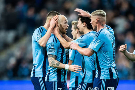 Djurgårdens Magnus Eriksson jublar med lagkamrater