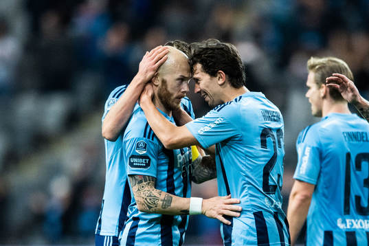 Djurgårdens Magnus Eriksson jublar med Gustav Wikheim