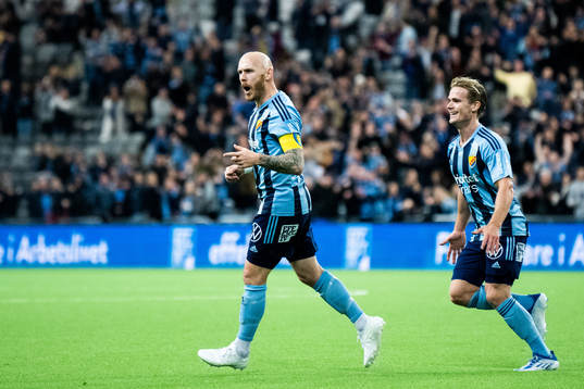 Djurgårdens Magnus Eriksson jublar med Hampus Finndell