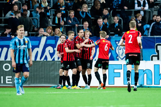 Brommapojkarnas Nikola Vasic jublar med lagakamraterefter