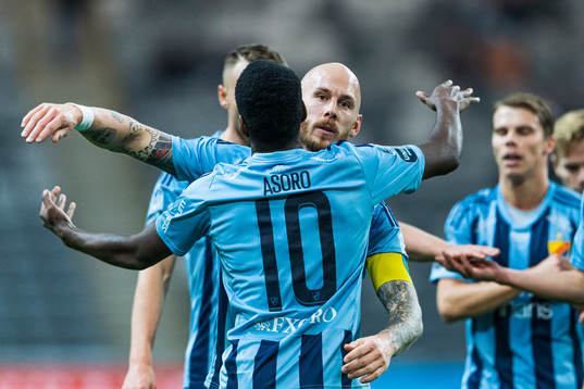 Djurgårdens Magnus Eriksson jublar med Joel Asoro