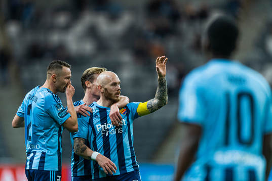 Djurgårdens Magnus Eriksson jublar med lagkamrater