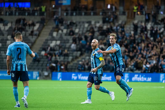 Djurgårdens Magnus Eriksson jublar med Hampus Finndell och