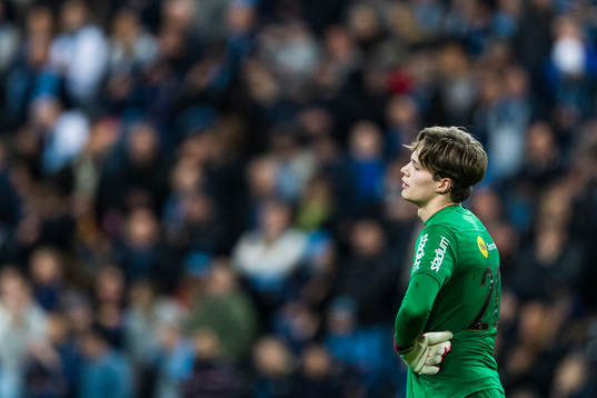 Brommapojkarnas målvakt Filip Sidklev deppar