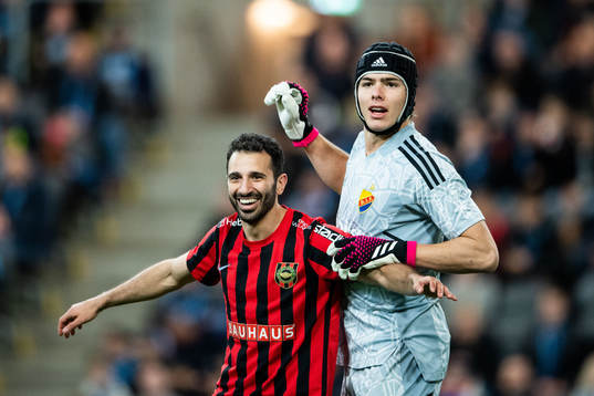 Brommapojkarnas André Calisir och Djurgårdens målvakt