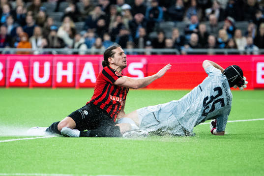 Brommapojkarnas Nikola Vasic och Djurgårdens målvakt