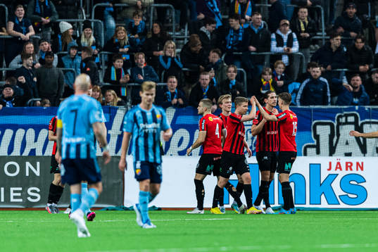 Brommapojkarnas Nikola Vasic jublar med lagkamrater
