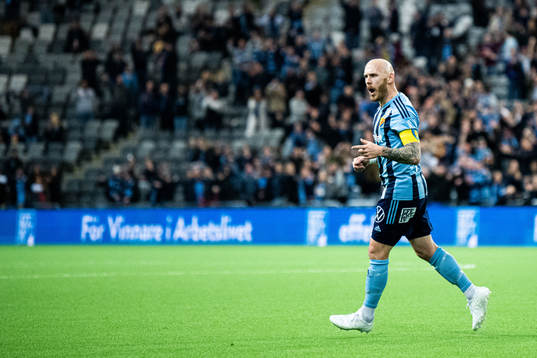 Djurgårdens Magnus Eriksson jublar med Hampus Finndell