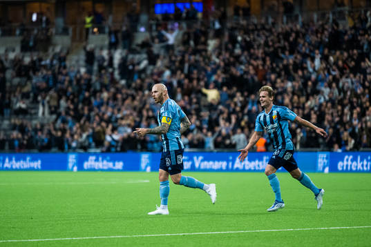 Djurgårdens Magnus Eriksson jublar med Hampus Finndell