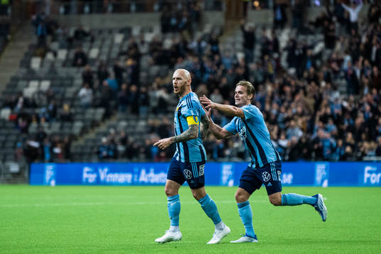 Djurgårdens Magnus Eriksson jublar med Hampus Finndell