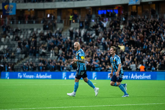 Djurgårdens Magnus Eriksson jublar med Hampus Finndell