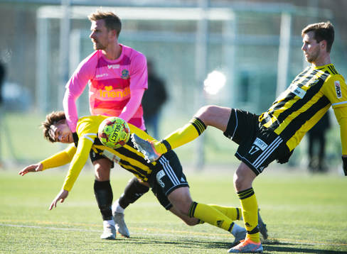 IFK Hässleholms  Axel Winberg trycks ner och Marcus