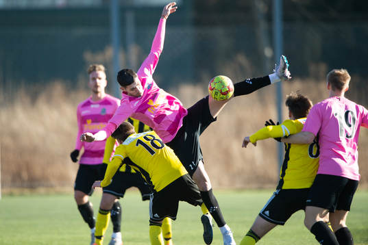 Fotbollsakrobatik i träningsmatchen mellan IFK Hässleholm
