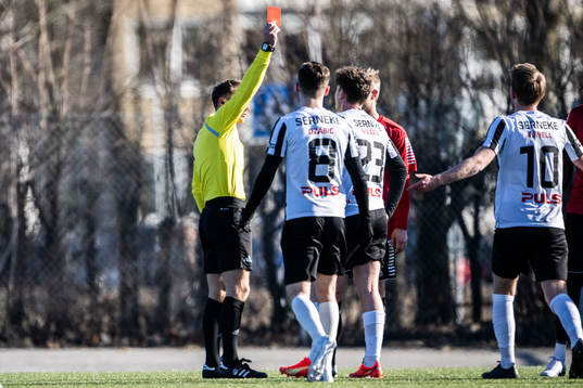 Landskronas Max Nilsson tilldelas rött kort av Domare
