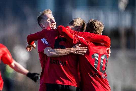 Örebros Sebastian Crona jublar med Victor Backman och