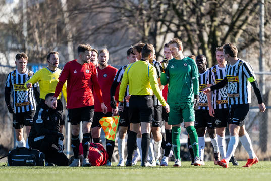 Örebros målvakt William Eskelinen reagerar