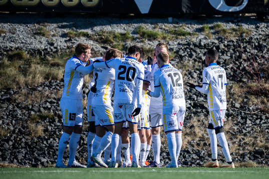 Sirius Tashreeq Matthews jublar med lagkamrater
