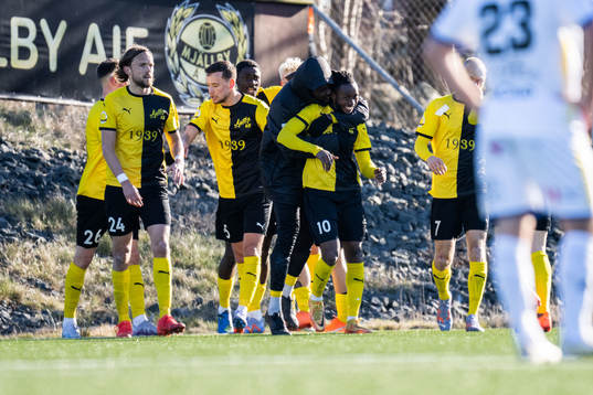 Mjällbys Mamudu Moro jublar med lagkamrater