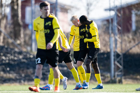 Mjällbys Otto Rosengren och Seedy Jagne jublar