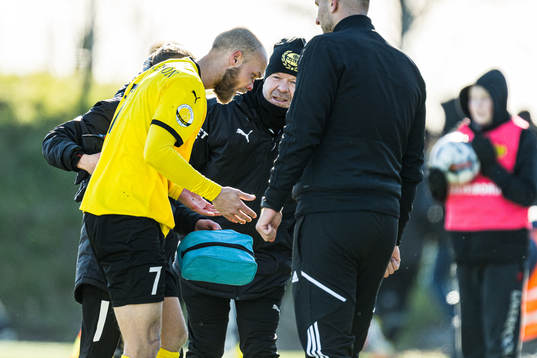 Mjällbys Viktor Gustafson skadad och tränare Anders