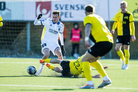 Sirius Melker Heier och Mjällbys Jesper Gustavsson
