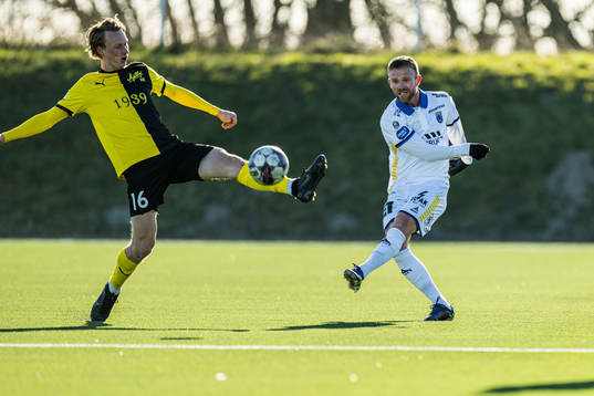 Sirius Dennis Widgren och Mjällbys Alexander Johansson
