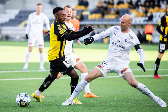 Häckens Benie Adama Traore och Halmstads Andreas Johansson