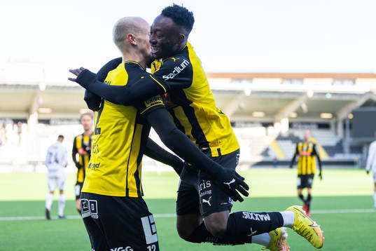 Häckens Benie Adama Traore jublar med Valgeir Fridriksson