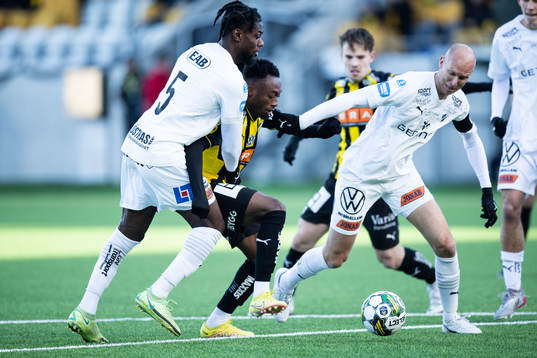Halmstads Joseph Baffoe och Andreas Johansson mot Häckens