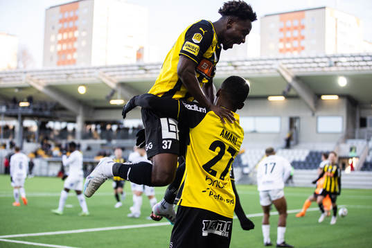 Häckens Ibrahim Sadiq jublar med Akoua Romeo Amane