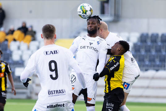 Halmstads Joseph Baffoe och Andreas Johansson skallar ihop