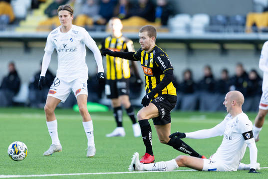 Häckens Simon Gustafson och Halmstads Andreas Johansson