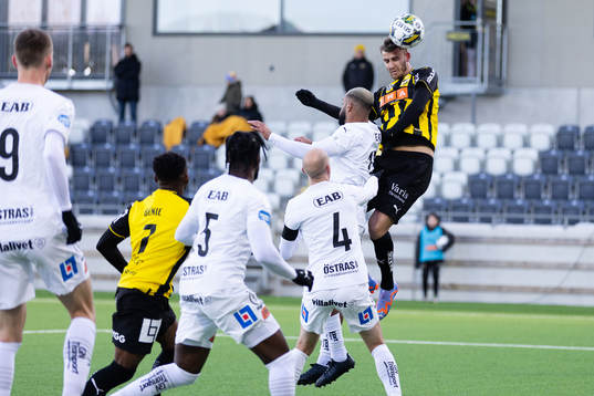 Halmstads Phil Ofosu-Ayeh och Häckens Johan Hammar