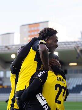 Häckens Benie Adama Traore jublar ihop med Ibrahim Sadiq