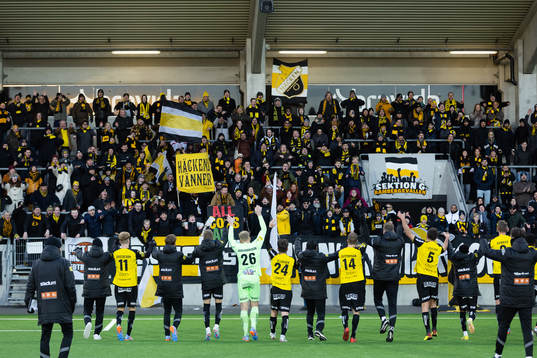 Häckens spelare och ledare jublar framför klacken