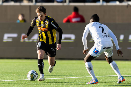 Häckens Lars Olden Larsen och Halmstads Thomas Boakye