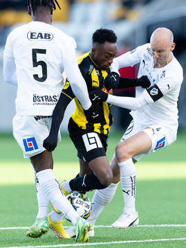 Halmstads Joseph Baffoe och Andreas Johansson stoppar