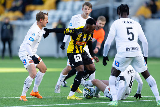 Halmstads Joel Allansson och Andreas Johansson mot Häckens