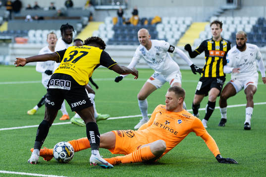 Häckens Ibrahim Sadiq mot Halmstads målvakt Malkolm