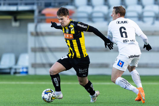 Häckens Lars Olden Larsen och Halmstads Joel Allansson
