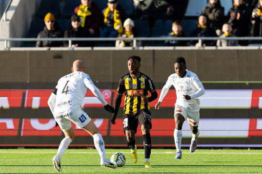 Halmstads Andreas Johansson mot Häckens Benie Adama Traore