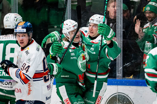 Rögles Adam Tambellini jublar med lagkamrater