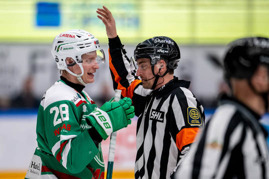 Rögles Anton Bengtsson samspråk med Domare Kristoffer