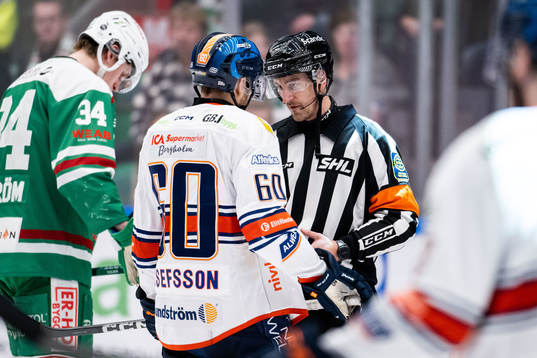 Växjös Erik Josefsson i diskussion med domare Kristoffer